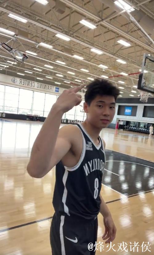 崔永熙新赛季选择8号球衣 官方身高定为1米98 崔永熙新赛季选择8号球衣 官方身高定为1米98